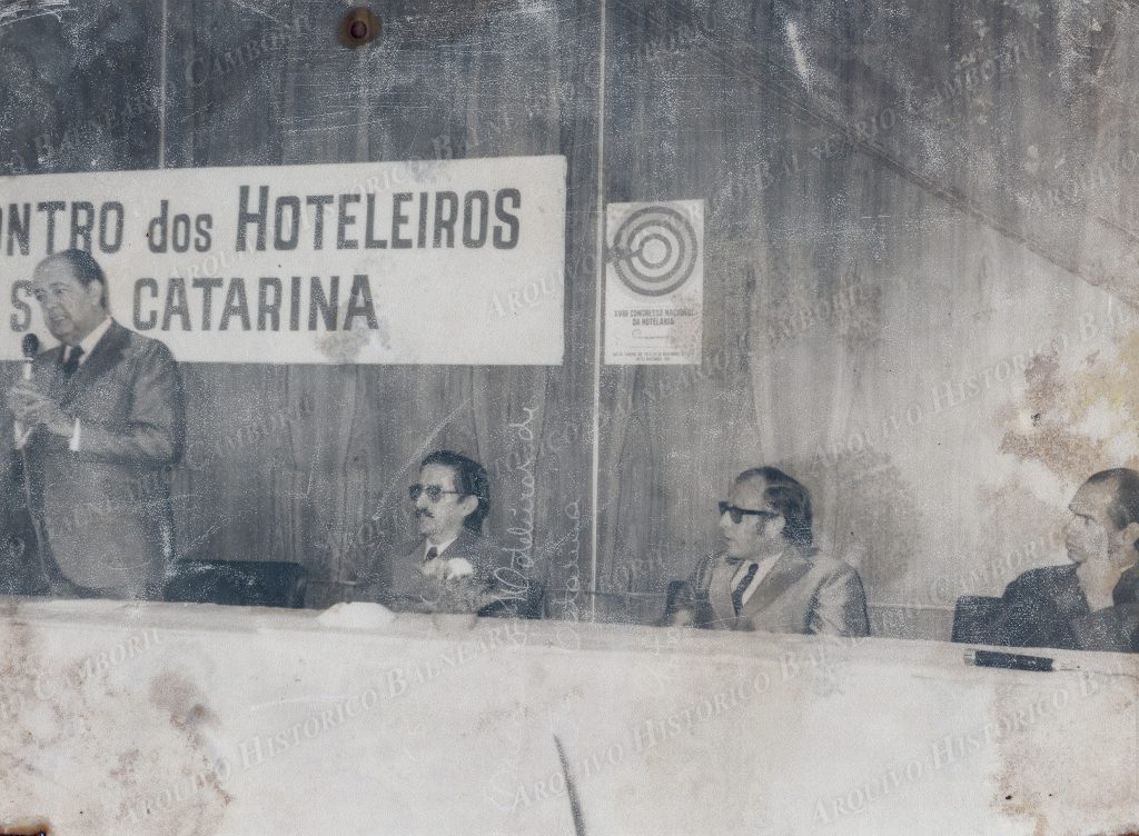 2968 I Encontro dos Hoteleiros de SC realizado no Cinerama decada de 1970. Na imagem o Juiz Erasmo Rodrigues 2 reuniao scaled