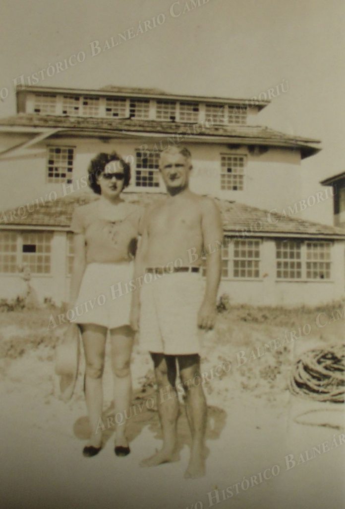 3068 Carmen com seu padrasto Joao Pickering em frente ao Hotel Balneario decada de 1940 4 reuniao