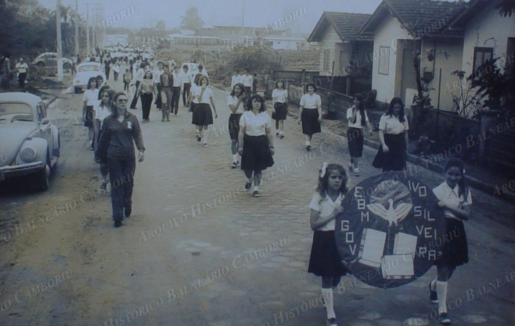 3075 Desfile de 7 de Setembro da Escola Municipal Ivo Silveira desfile na Rua 990 em direcao a 4a Avenida decada de 1970 4 reuniao