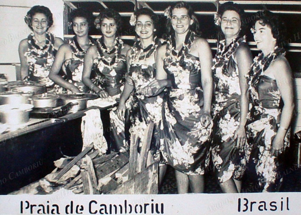 3095 Carnaval no Iate Clube Nazira BuatimTereza Buatim Najila Buatim Elisa Buatim e Patricia 1959 5 reuniao