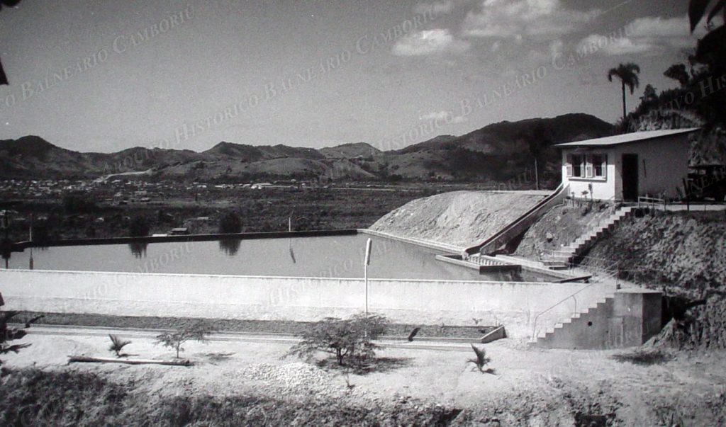 3339 Estacao de captacao de agua ao fundo vista parcial Morro da Teta e do Bairro dos Municipios 1965 6 reuniao