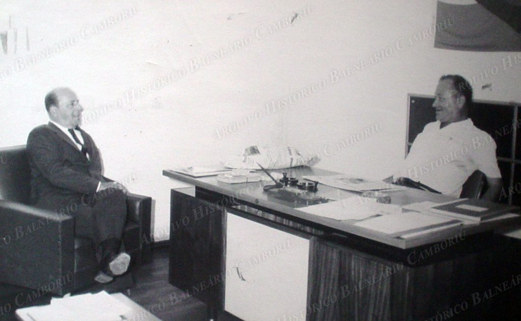 3347 Presidente do Banco INCO Genesio Miranda Lins com o Prefeito Higino Joao Pio em seu gabinete decada de 1960 6 reuniao