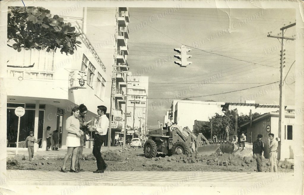 3370 Obras na Avenida Atlantica executadas pelo Departamento de Estradas de Rodagem de Santa Catarina DER SC 1970 6 reuniao