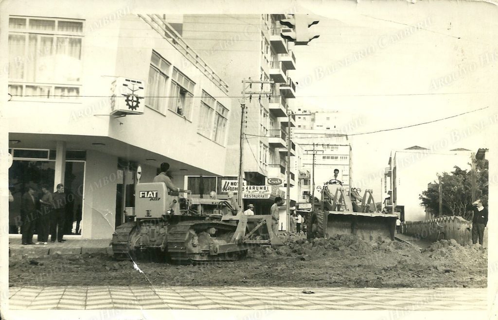 3371 Obras na Avenida Atlantica executadas pelo Departamento de Estradas de Rodagem de Santa Catarina DER SC 1970 6 reuniao