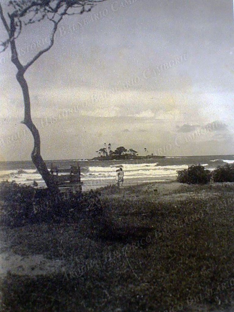 3408 Praia de camboriu vista da Ilha das Cabras decada de 1920 7 reuniao