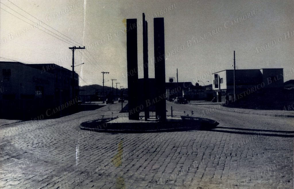 3609 Avenida do Estado a direita esta a Avenida Central a esquerda esta a Rua Dinamarca na rotula esta o Monumento do Rotary 1975. 10 reuniao