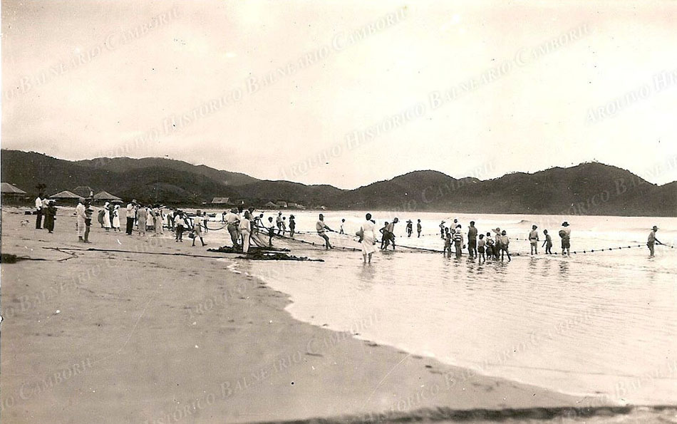 3737 Pesca do Arrastao na Praia de Camboriu decada de 1950 11 reuniao