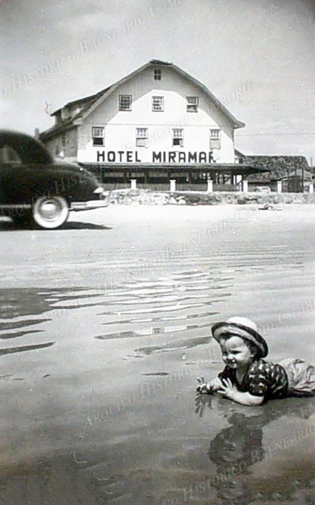 3895 Hotel Miramar Praia de Camboriu decada de 1950 12 reuniao