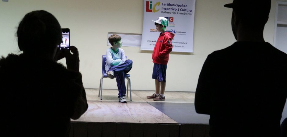 Oficinas gratuitas de teatro foram oferecidas a estudantes de Balneário Camboriú