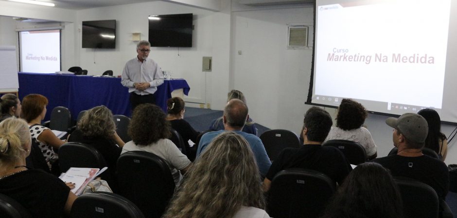 Curso de marketing é oferecido a empreendedores criativos em Balneário Camboriú