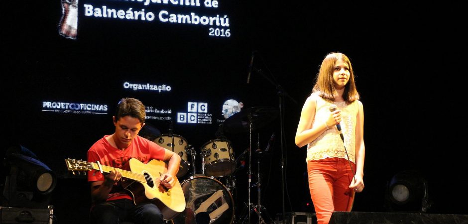 Festival da Canção Infantojuvenil classifica 10 na primeira noite