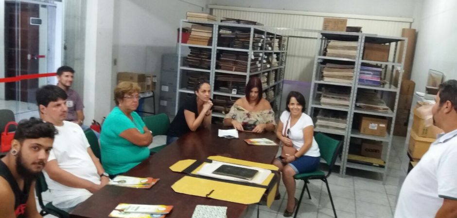 Funcionários do Arquivo Histórico de Balneário Camboriú conhecem arquivos da região