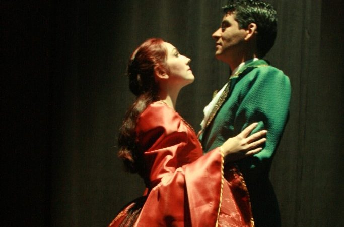 Teatro Municipal Bruno Nitz recebe peça “Um Amor de Renúncia” neste sábado