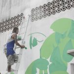 Artista finaliza painel na Praça da Cultura neste sábado