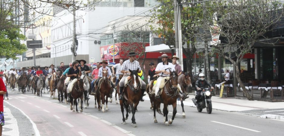 Cavalgada Farroupilha reúne mais de 100 cavalarianos em Balneário Camboriú