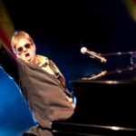Teatro Bruno Nitz receberá os espetáculos Summer Dance Festival e Elton John Tribute