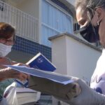Idosos recebem livros em casa em Balneário Camboriú