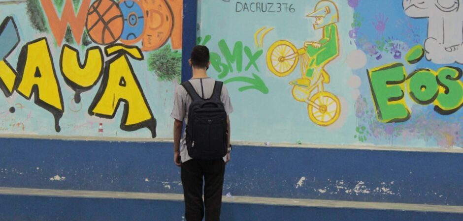 Alunos aprendem técnicas de graffiti e colorem paredes da quadra do CEM Tomaz Garcia